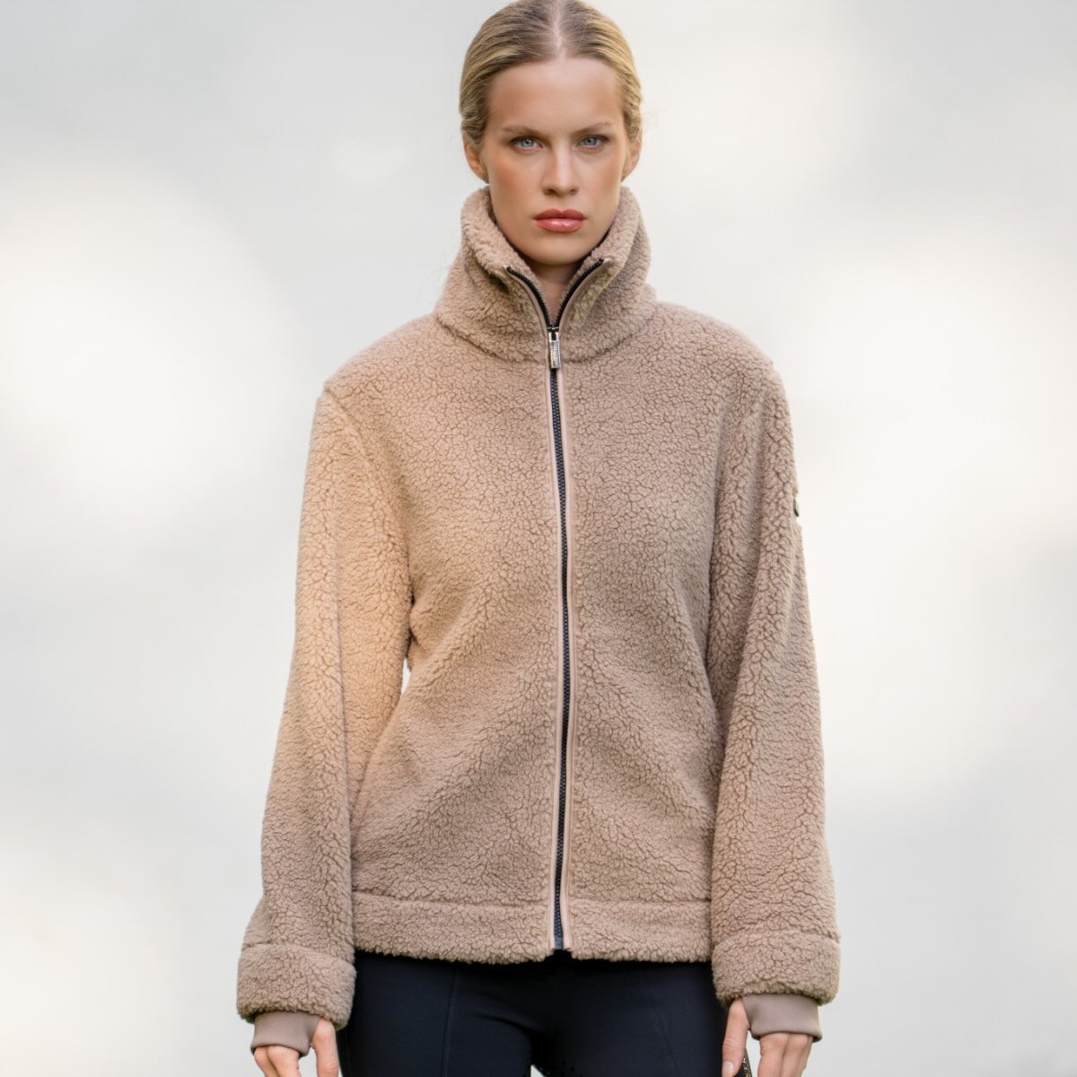 Shopping Days Reiter, Modell trägt beige Fleecejacke vor hellem Hintergrund. Shopping Days Reiter, Modell trägt beige Fleecejacke vor hellem Hintergrund.