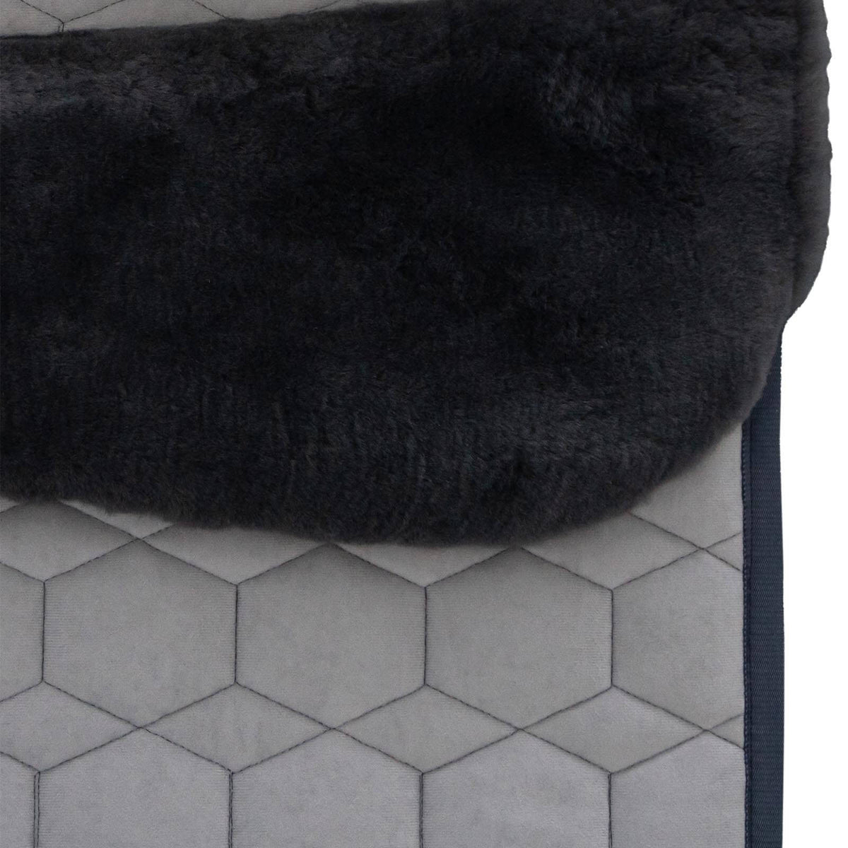 Mattes Schabracke Steppstoff-Glanz mit Lammfell Dressurschabracke, Schwarz, Detailaufnahme des Produkts.