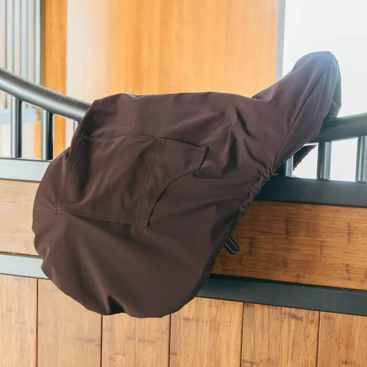 Kentucky Horsewear Sattelschoner Springsattel Saddle Cover with logo plate Show Jumping, Braun, Produkt allein an der Boxentür.