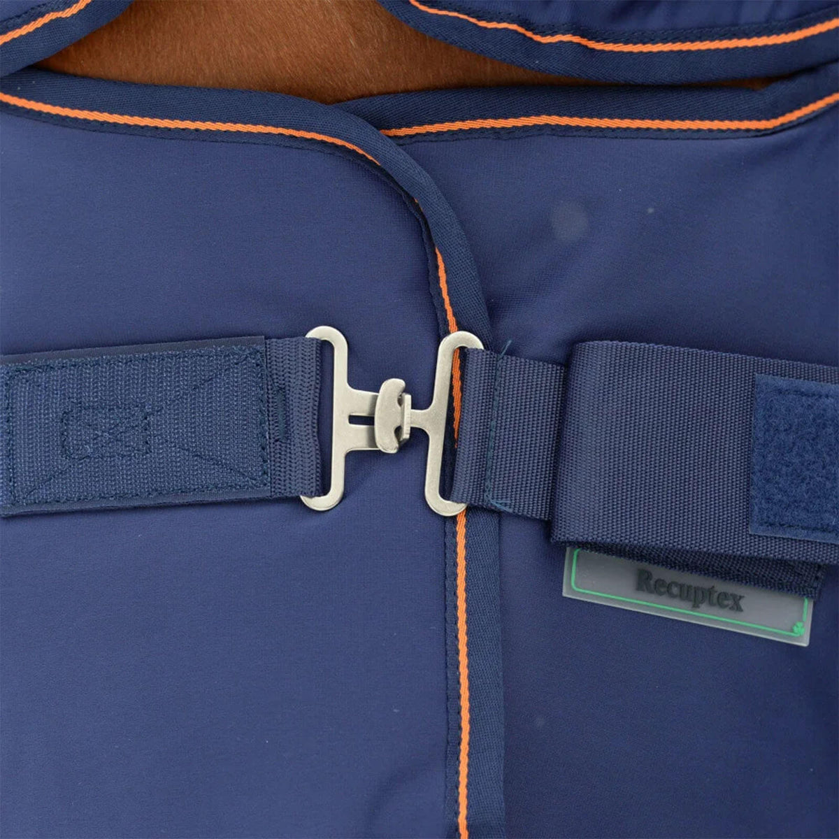 Bucas Therapiedecke Cooler Rug Therapy, Navy, Detailaufnahme des Verschlusses am Pferd.