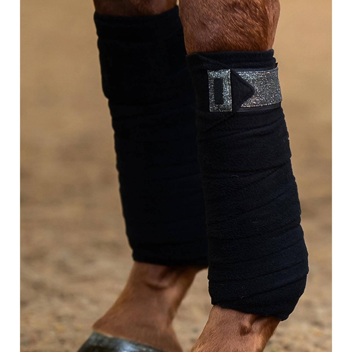 Bandagen Polo Wraps Northern Light Glimmer HW 2023, schwarz, Detailaufnahme an Pferdebeinen.