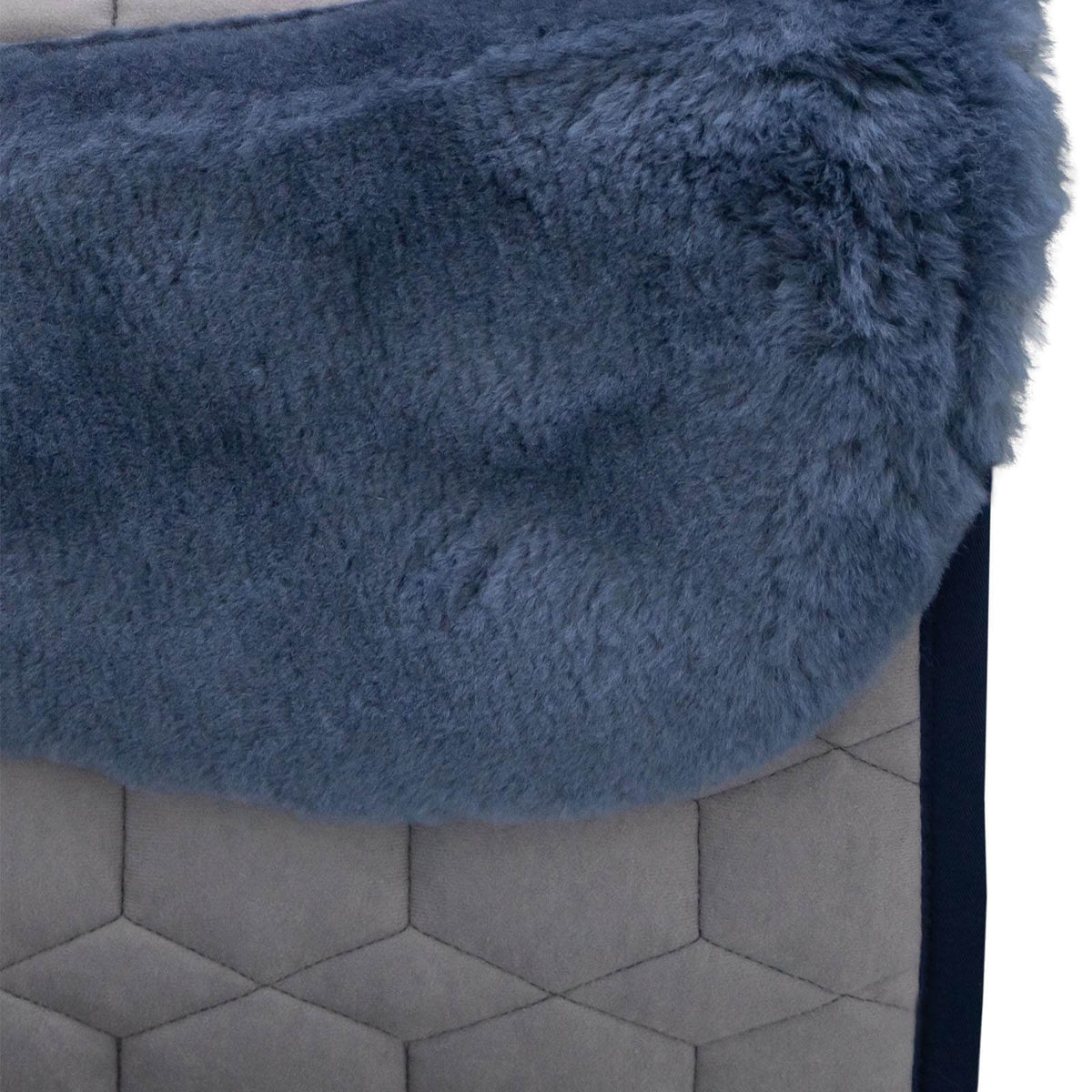 Mattes Schabracke Steppstoff-Glanz mit Lammfell Dressurschabracke, Blau, Detailaufnahme.