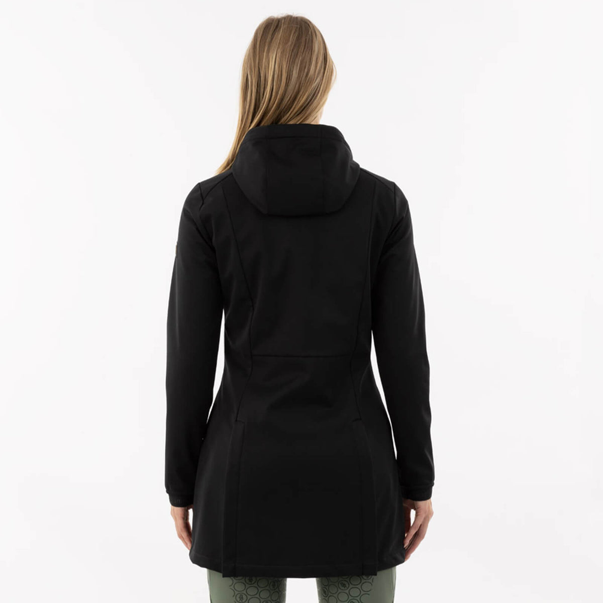 BR Mantel Damen Frederique Softshell-Mantel lang, Schwarz, Person trägt den Mantel von hinten.