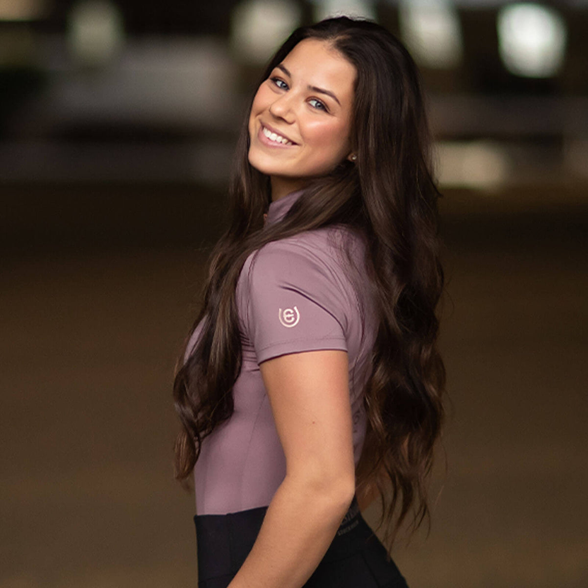 Shirt Damen Illusion Top Anemone Kurzarm, Rosé, Frau trägt das Shirt im Reitsport.