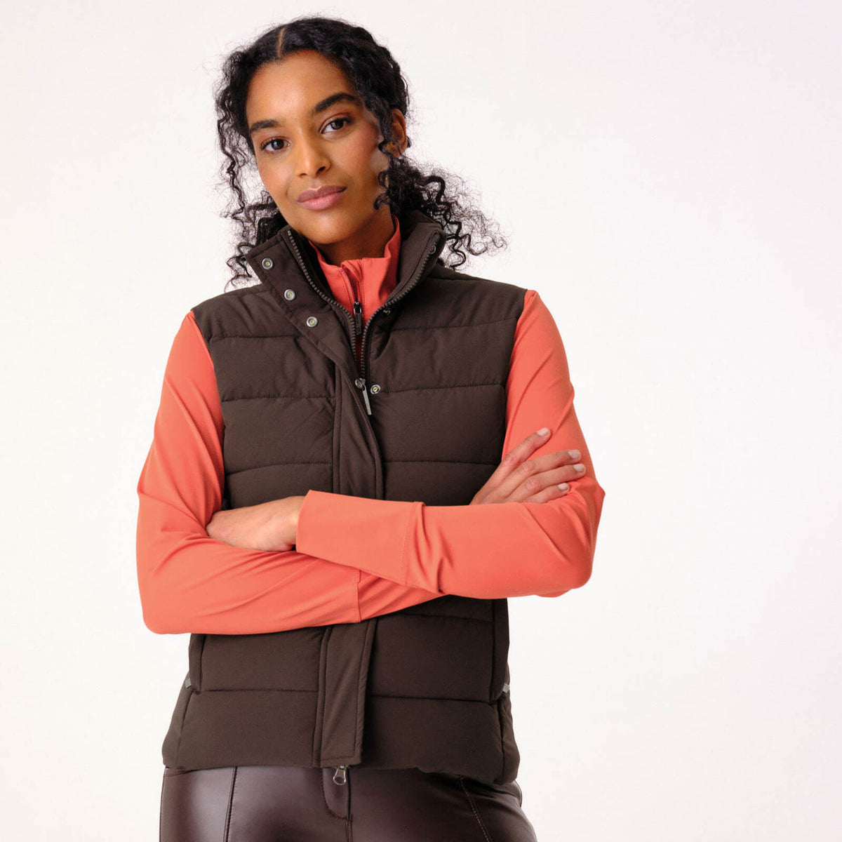 Weste Damen Joan HW 2023 Damenweste, Dunkelbraun, an Model vor weißem Hintergrund.