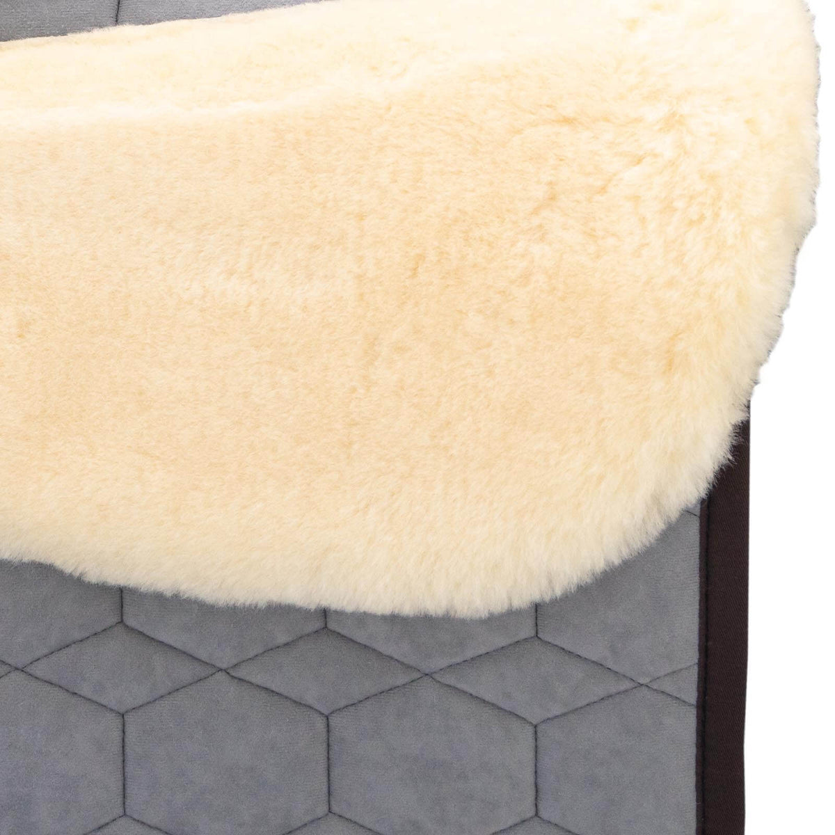 Schabracke Eurofit Samt mit Lammfell Dressurschabracke, Grau, Detailaufnahme auf grauer Schabracke.
