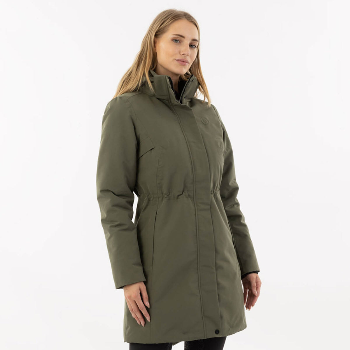 BR Mantel Damen Fleur HW 2024 Damenmantel, Olivgrün, Frau trägt den Mantel.