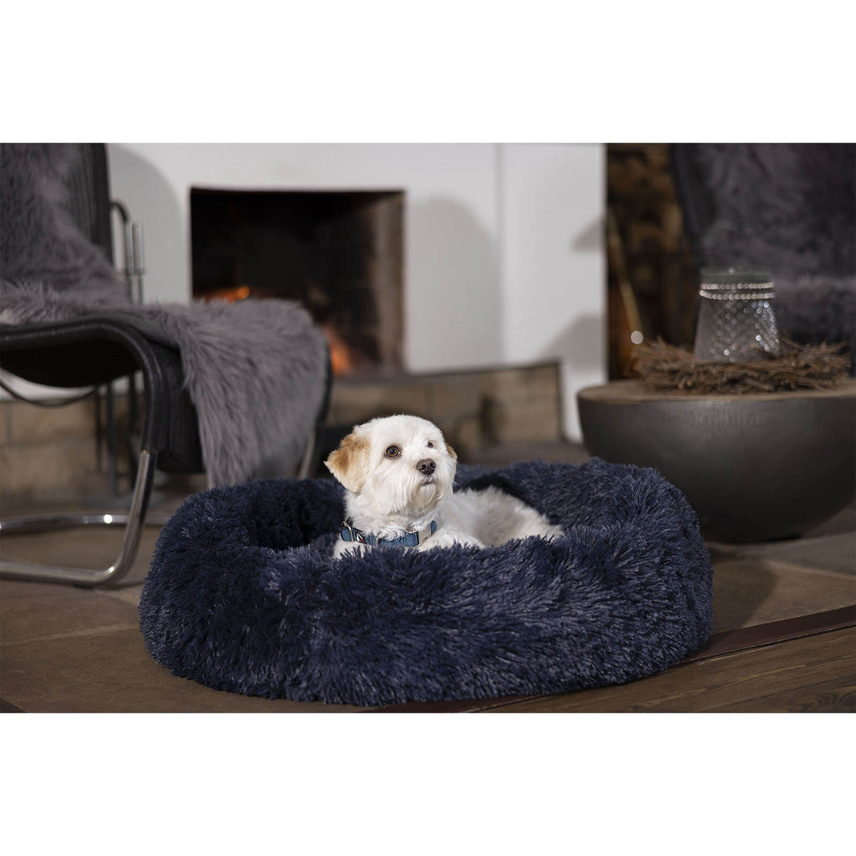 Hundebett Fluffy Hundekissen, Dunkelgrau, Hund im Produkt im Wohnzimmer.