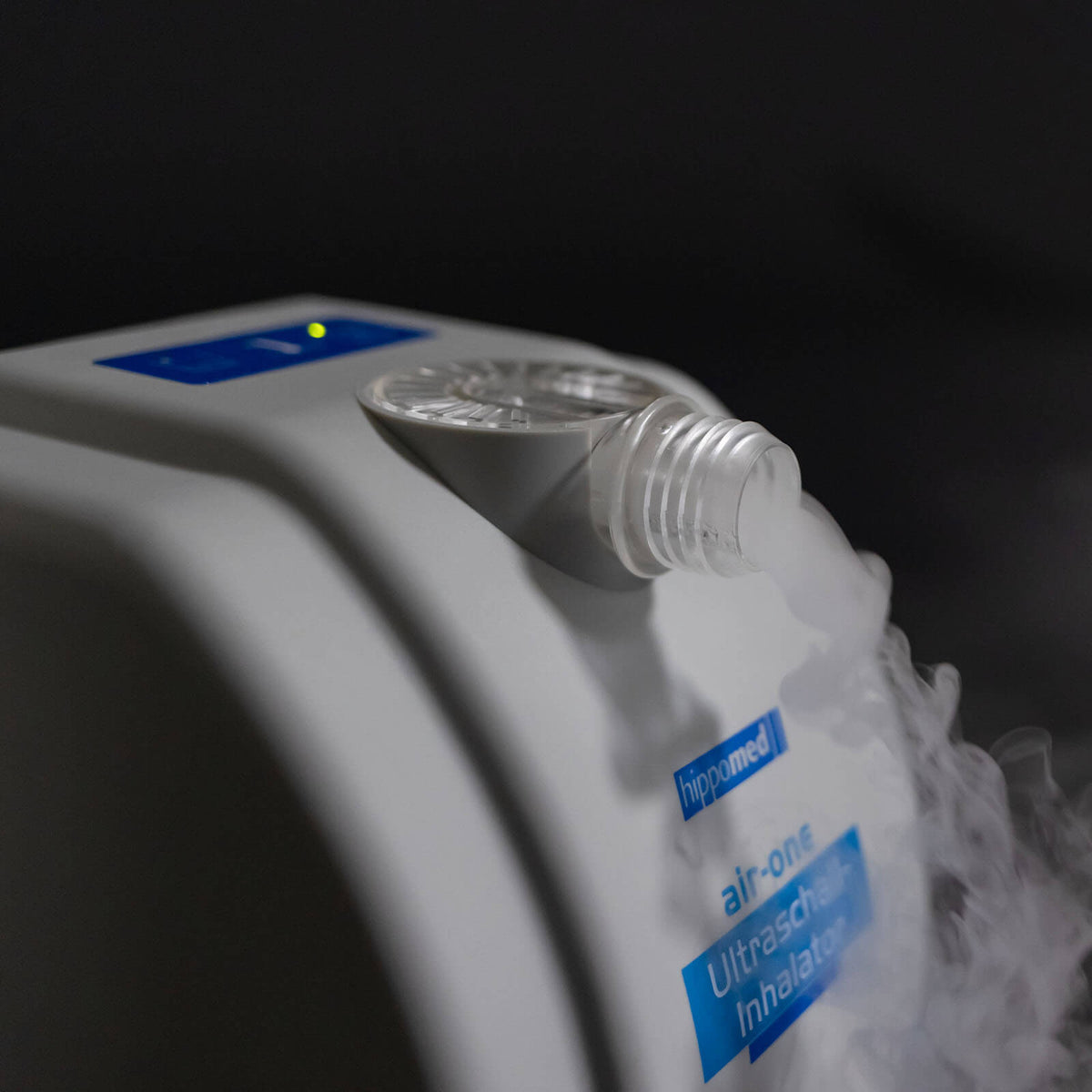 Hippomed Ultraschall-Inhalator ohne Maske AirOne Pferdeinhalator, Produkt allein in Nahaufnahme mit austretendem Dampf.