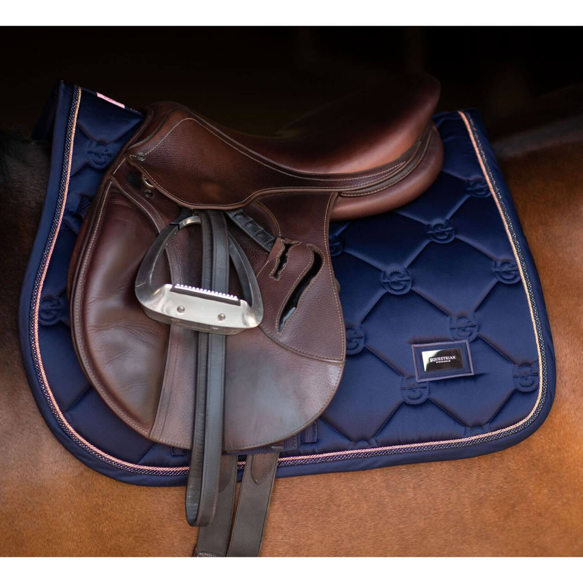 Equestrian Stockholm Springschabracke Lagoon Blush Schabracke, Produkt allein unter dem Sattel auf dem Pferd.