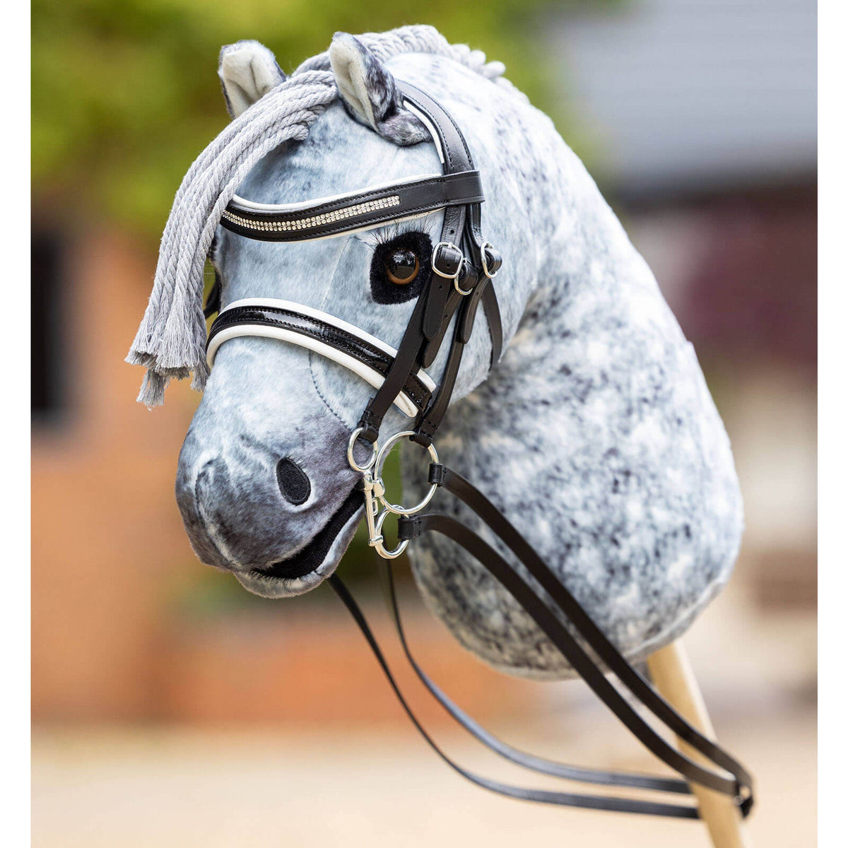 LeMieux Kandare Hobby Horse Double Bridle, Grau, Hobby Horse mit Kandare in der Nahaufnahme.