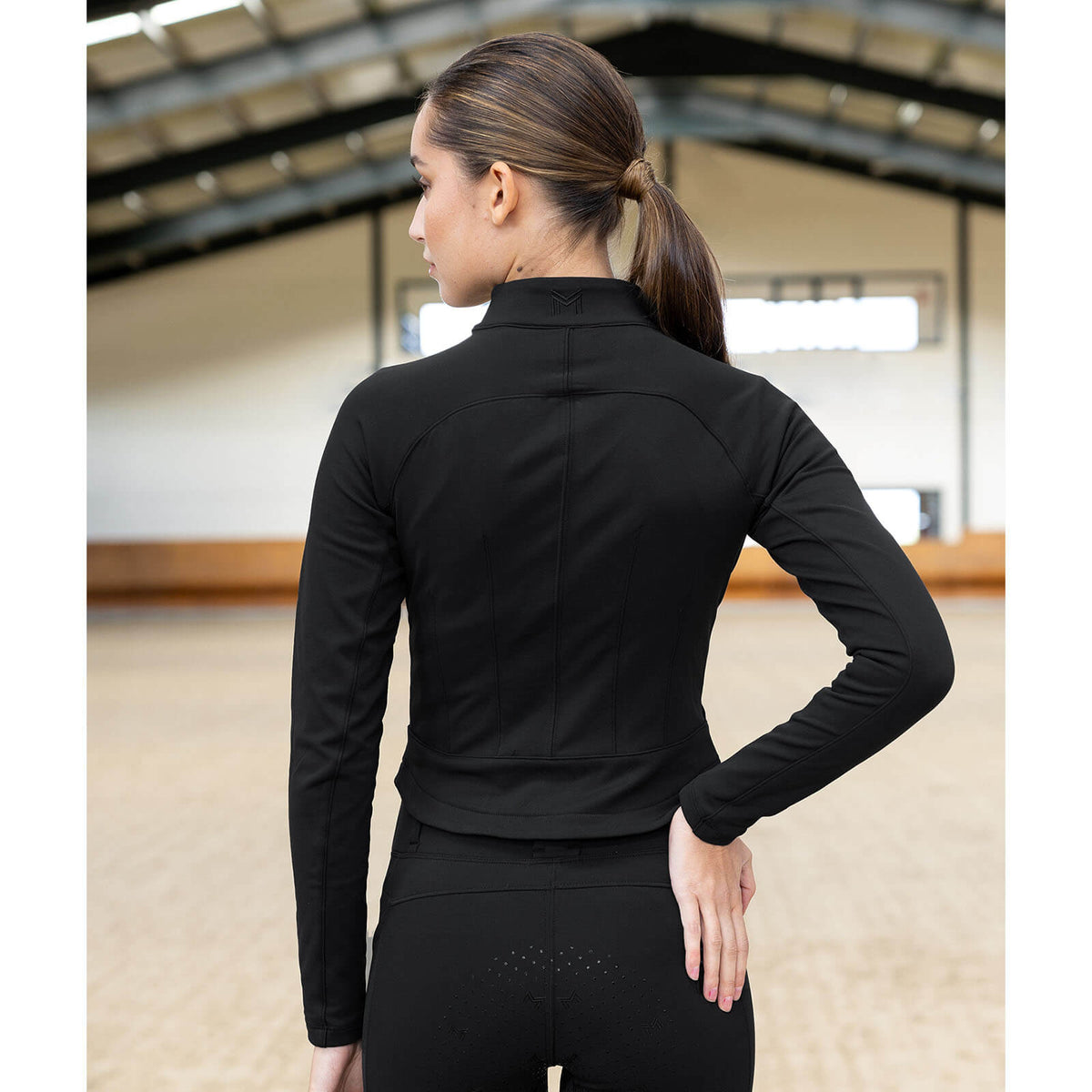 Maximilian Equestrian Fleecejacke Damen Fleeced Contour Übergangsjacke, Schwarz, Modell von hinten getragen.