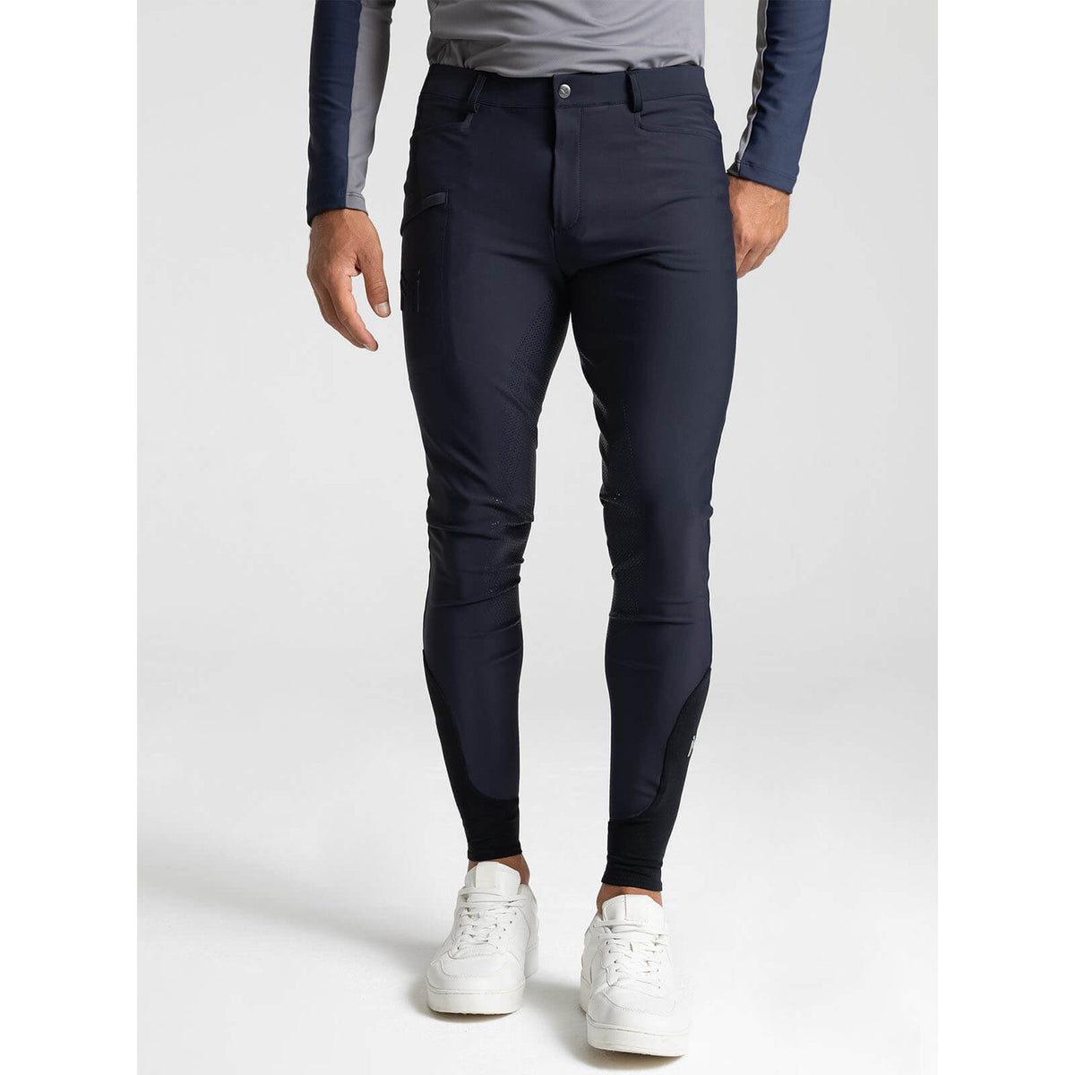 Reithose Herren Full Grip Motion Breeches Herrenreithose, Atlantic, an einem Mann getragen.