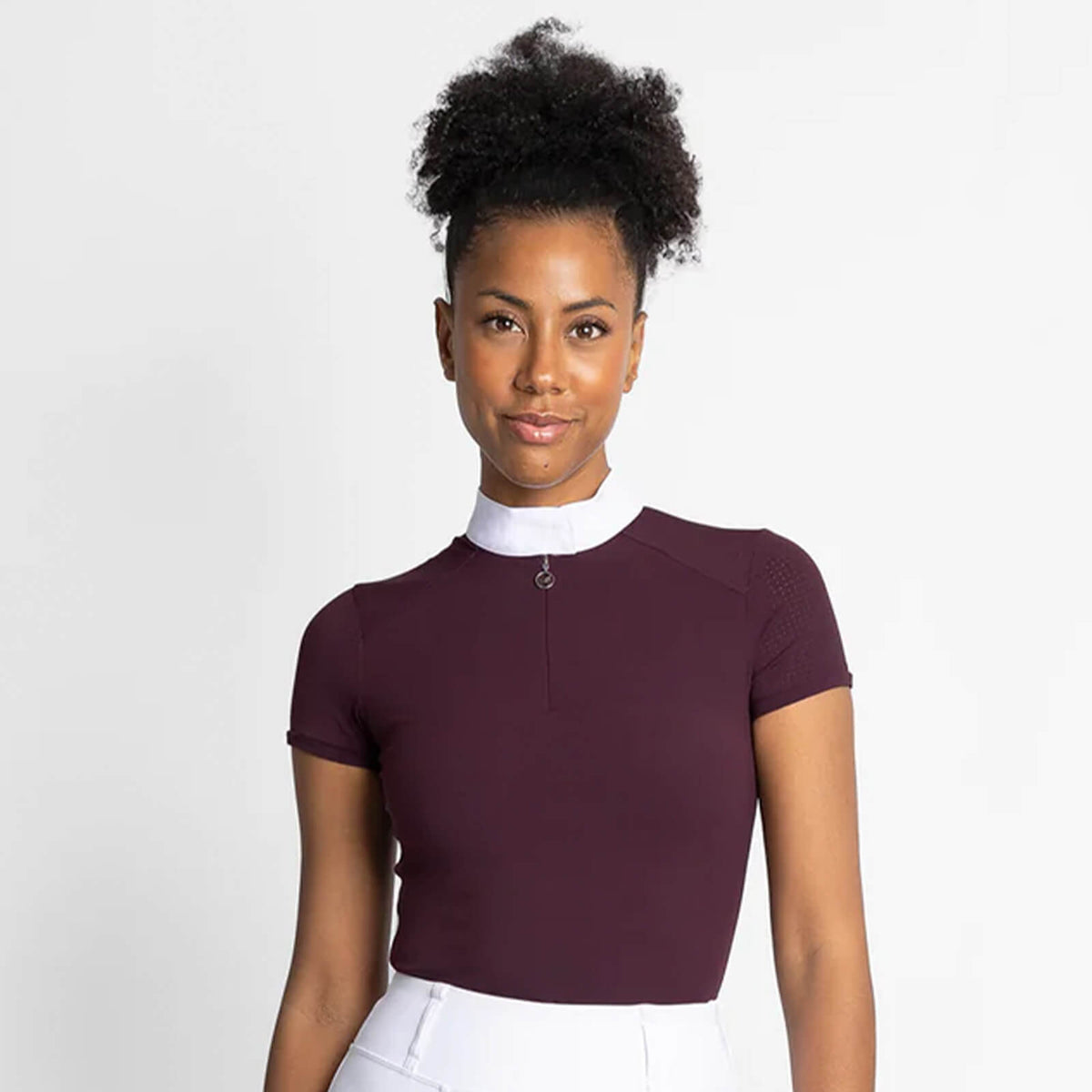 Turniershirt Damen Short Sleeve Air Show Shirt, Mulberry, Reiterin trägt das Shirt.