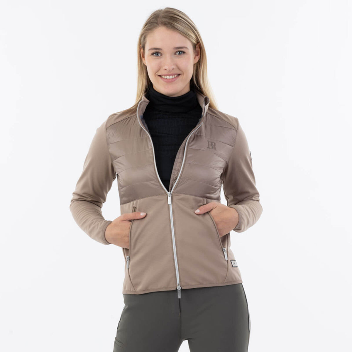 Kombijacke Damen Deborah HW 2023, Taupe Gray, Modell trägt die Jacke.