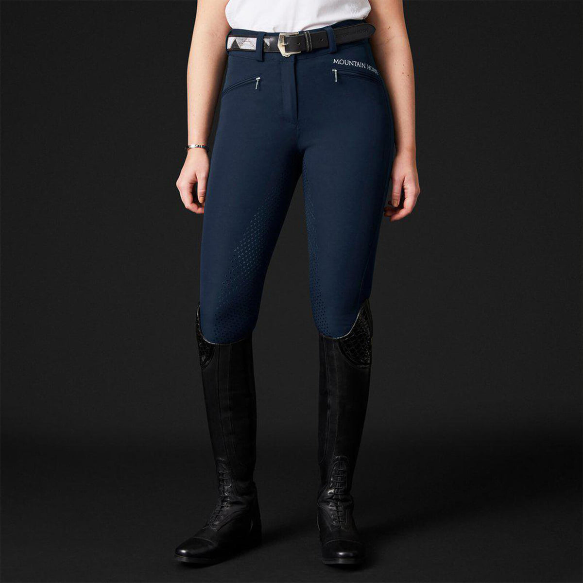 Reithose Damen Full-Grip Diana Damenreithose Vollbesatz, Navy, an Modell getragen.
