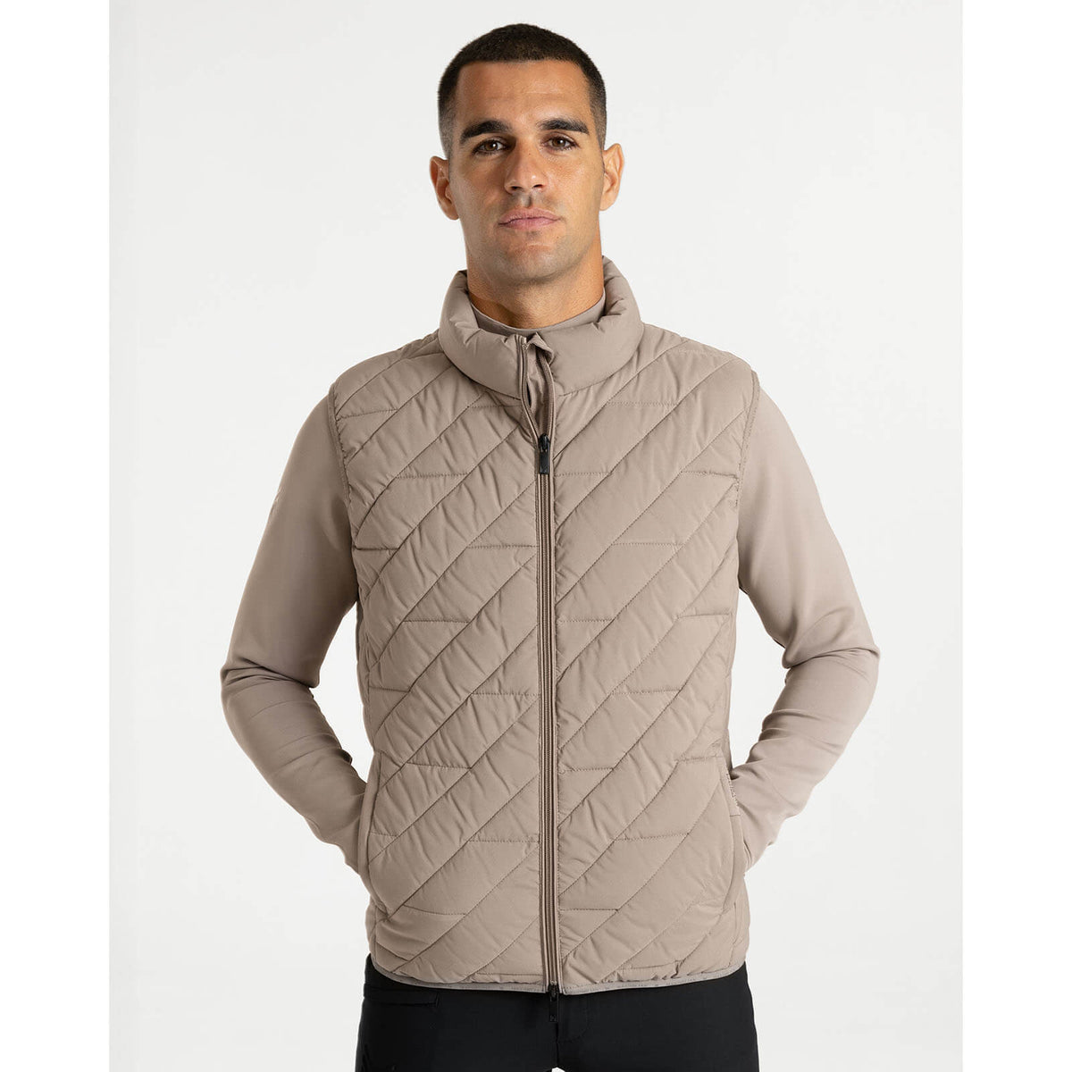 Steppweste Herren Zenith Vest, Taupe, Mann trägt die Weste frontal.