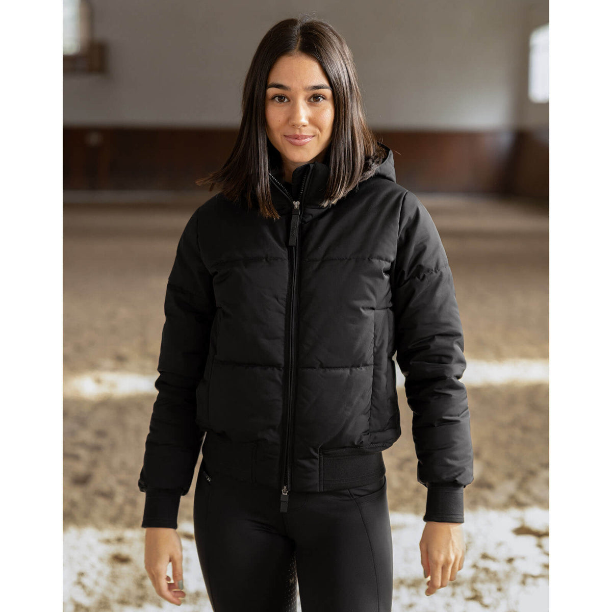 Jacke Damen Stereo Puffer Jacket Damenjacke, Schwarz, Frau trägt die Jacke im Stall.