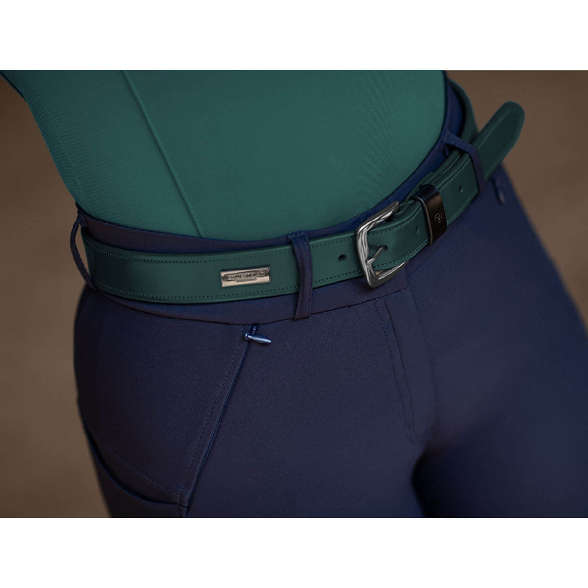 Gürtel Unisex Emerald Ledergürtel, Emerald, an einer Person getragen.