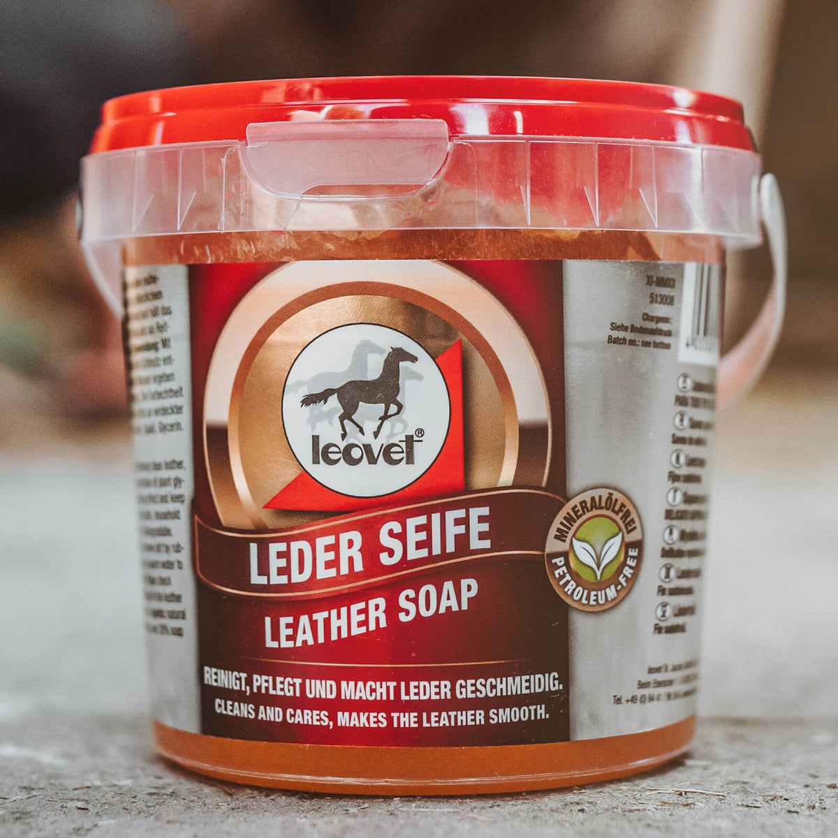 leovet Leder Seife Sattelpflege Lederpflege, Produkt allein im Eimer auf dem Boden.