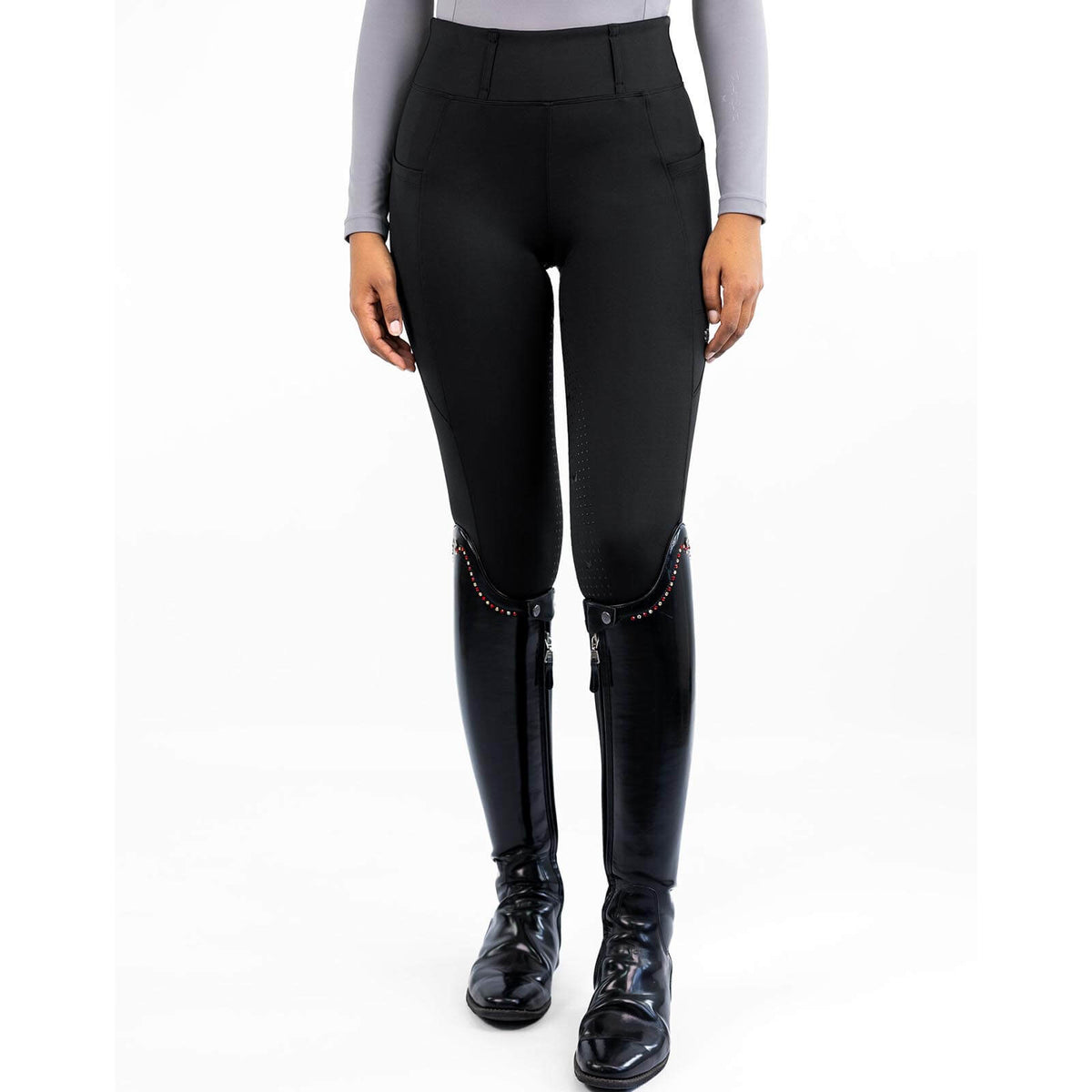 Reitleggings Damen Knee-Grip Studio Damenreitleggings, Schwarz, getragen von einer Frau.