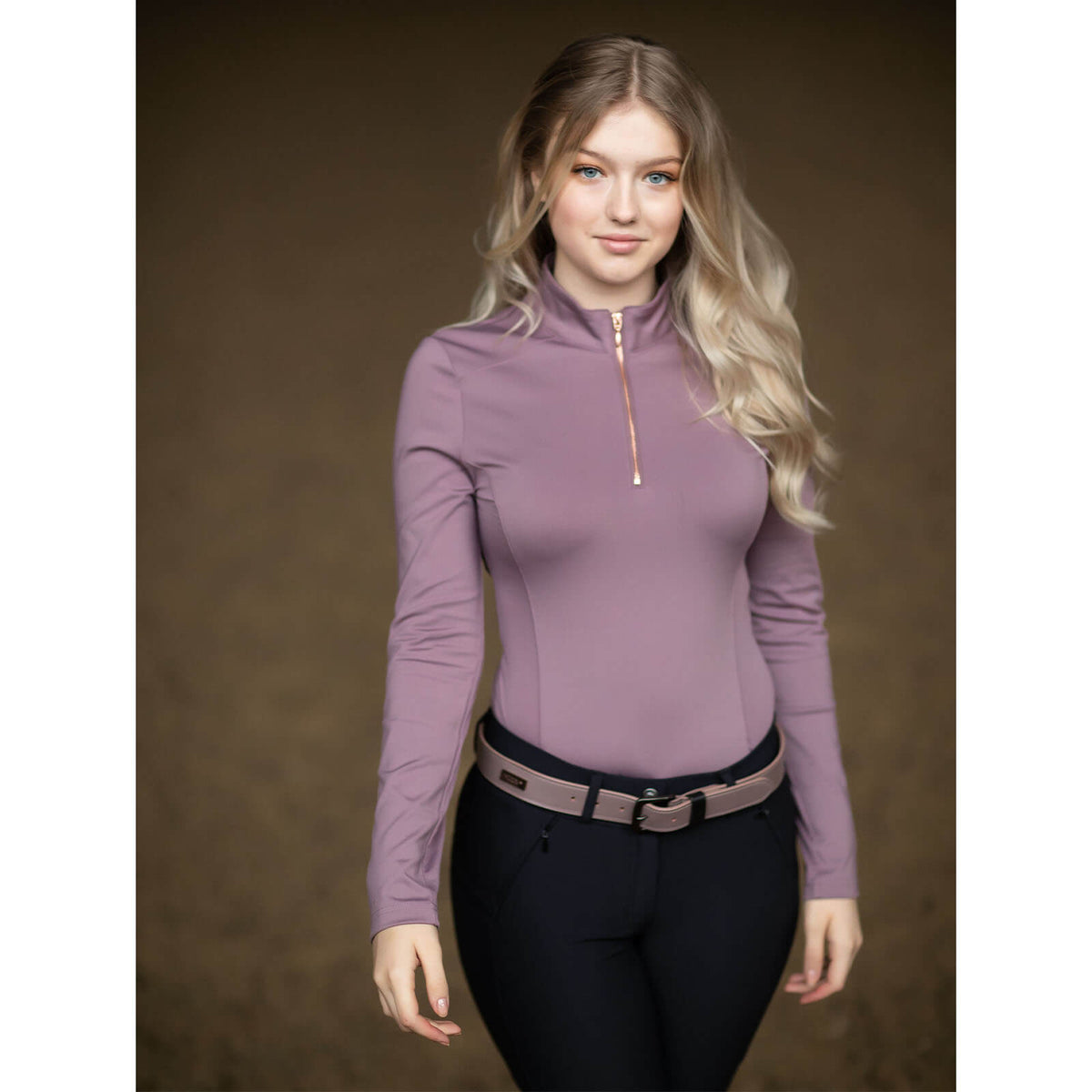Equestrian Stockholm Baselayer Damen Vision Top Anemone Langarmshirt, Rosa, Person trägt es im Portrait.