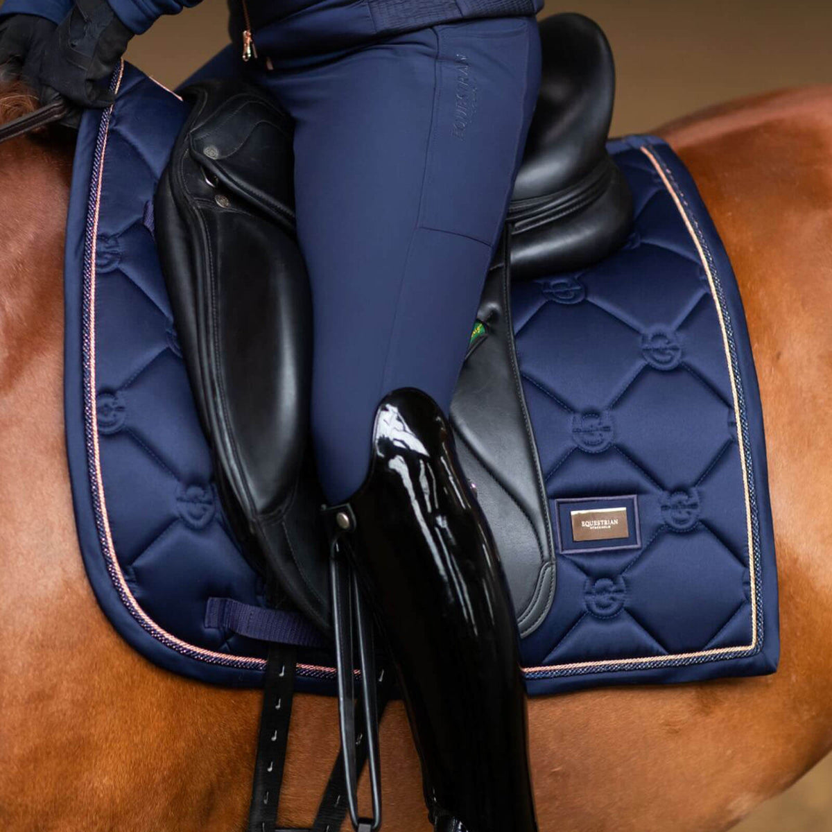 Equestrian Stockholm Dressurschabracke Lagoon Blush Schabracke, Navy, Reiter auf dem Pferd.