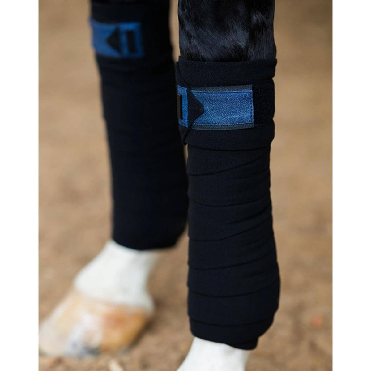 Bandagen Polo Wraps Polar Night Glimmer HW 2023, Blau, an Pferdebeinen getragen.