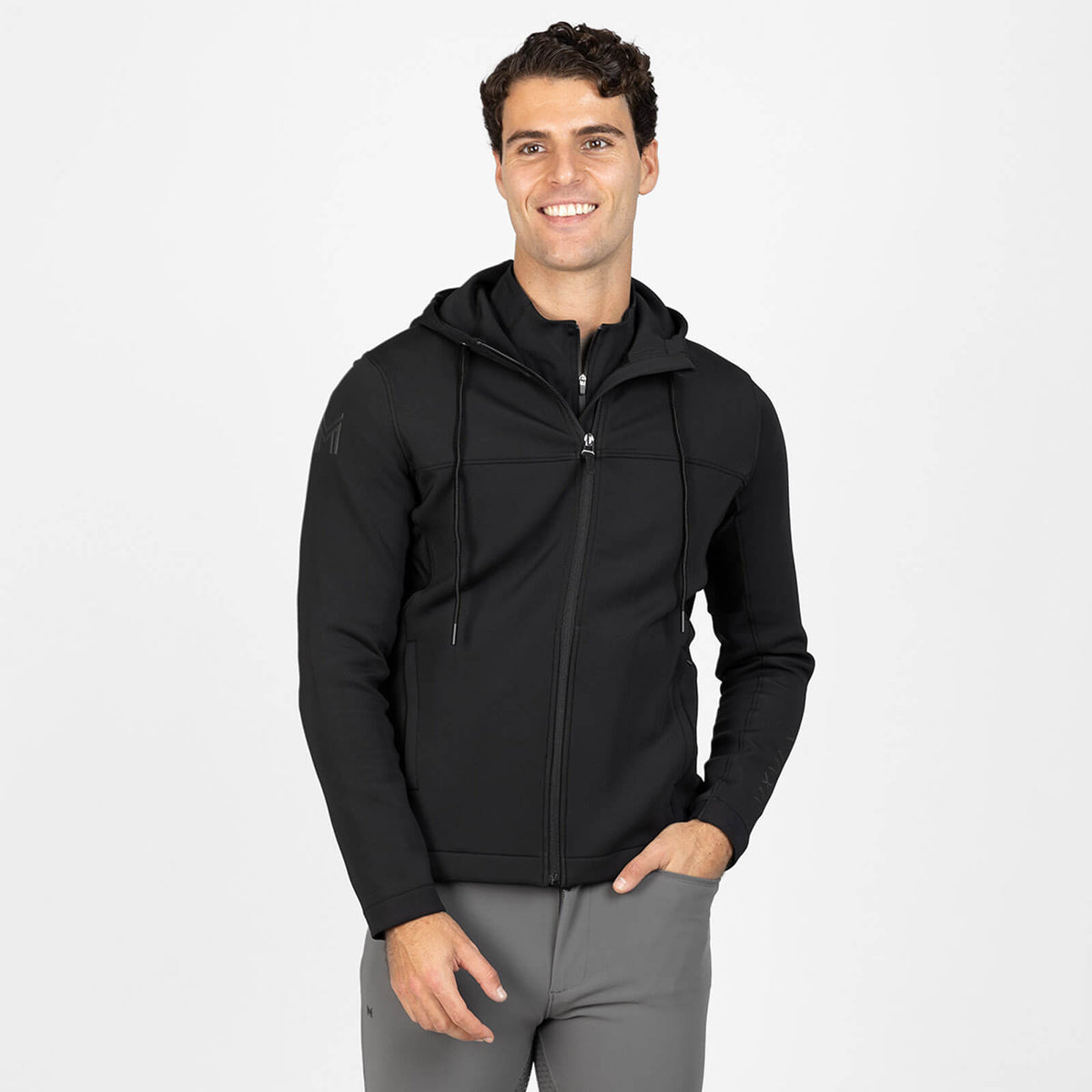 Maximilian Equestrian Sweatjacke Herren Club Zip-Hoodie, Schwarz, Mann trägt das Produkt.
