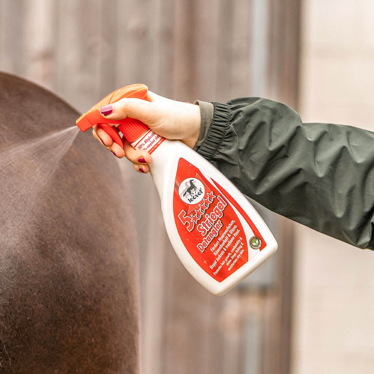 leovet Pflegemittel 5-Sterne Striegel Fell- und Langhaarspray, Detailaufnahme beim Aufsprühen auf Pferdefell.