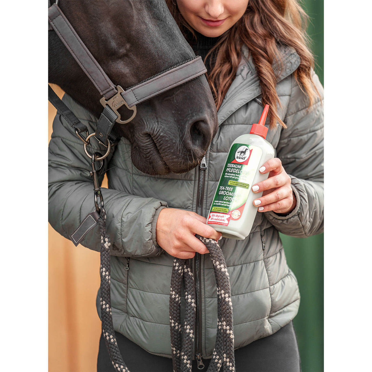 leovet Pflegelotion Teebaum, Produktflasche mit Reiterin und Pferd.