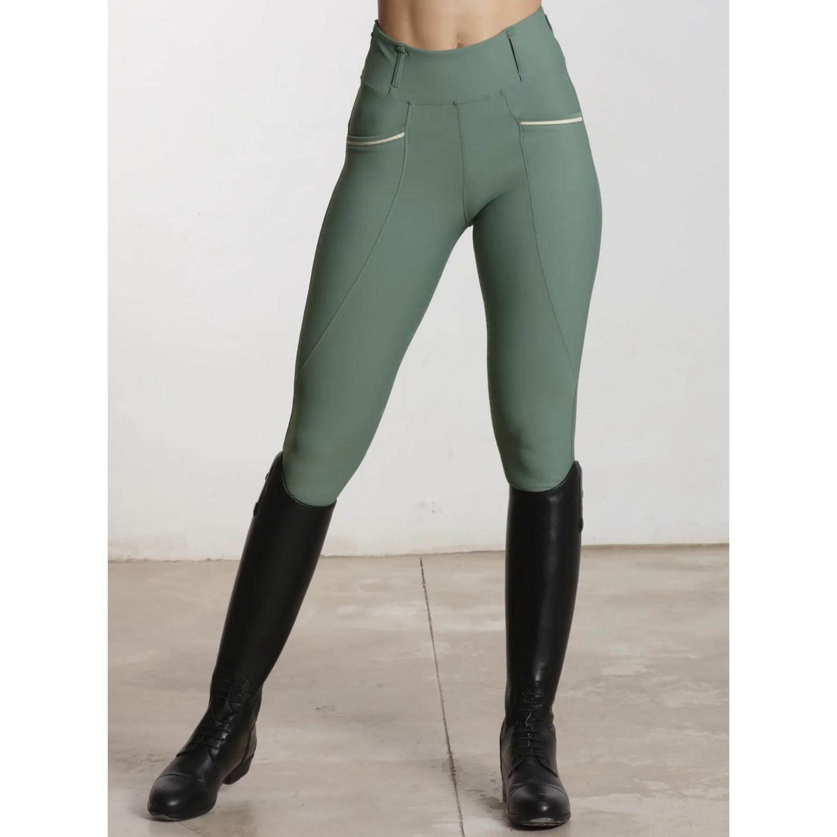 Reitleggings Damen Knee-Grip Pro Riding Leggings, Army Green, an Person im Reitsport getragen.