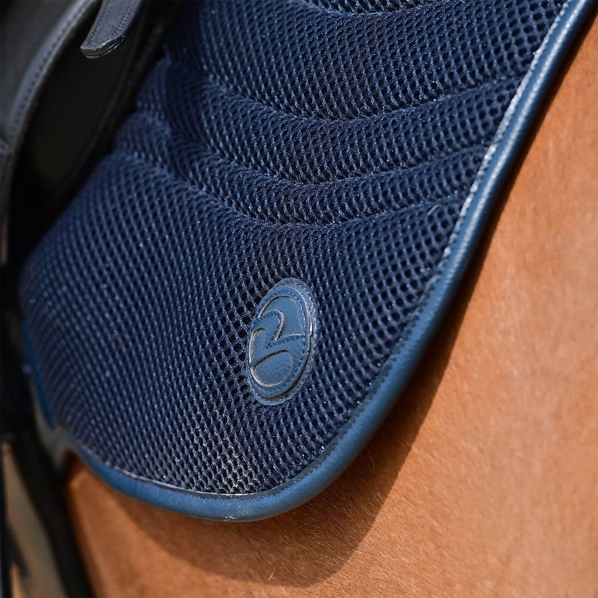 Schabracke Vielseitigkeit 3D Air Effect, Navy, Detailaufnahme auf dem Pferderücken.