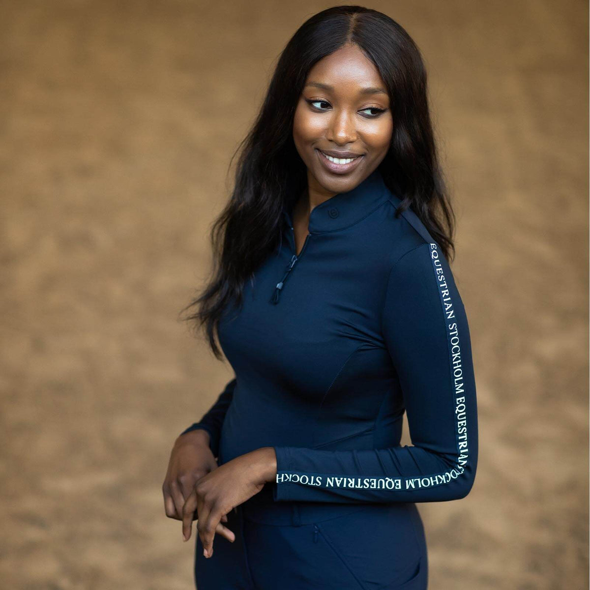 Funktionsshirt Damen Power Top Modern Tech Navy Baselayer, Navy, Frau trägt es im Profil.