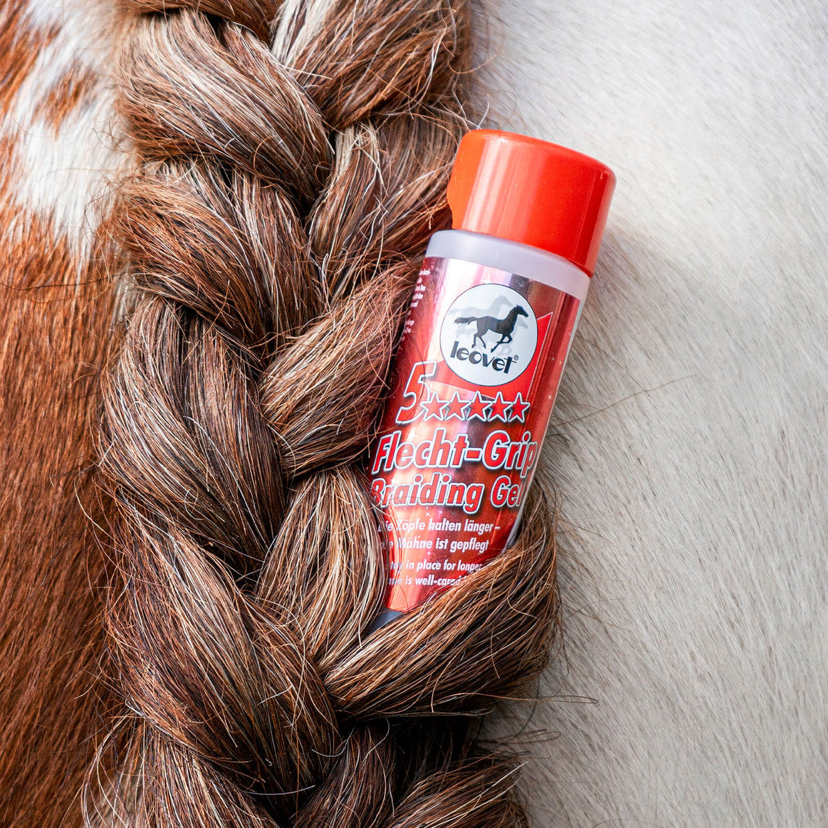 leovet Einflechtgel 5-Sterne Flecht Grip, Produkt allein in der geflochtenen Mähne eines Pferdes.