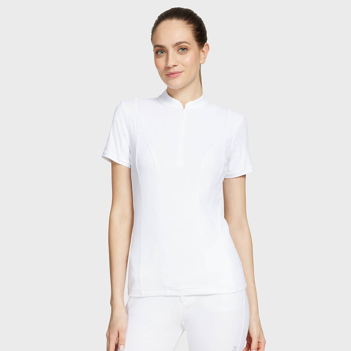 Turniershirt Damen Ellen FS 2024 Short Sleeve, White Texturized, Frau trägt das Shirt.