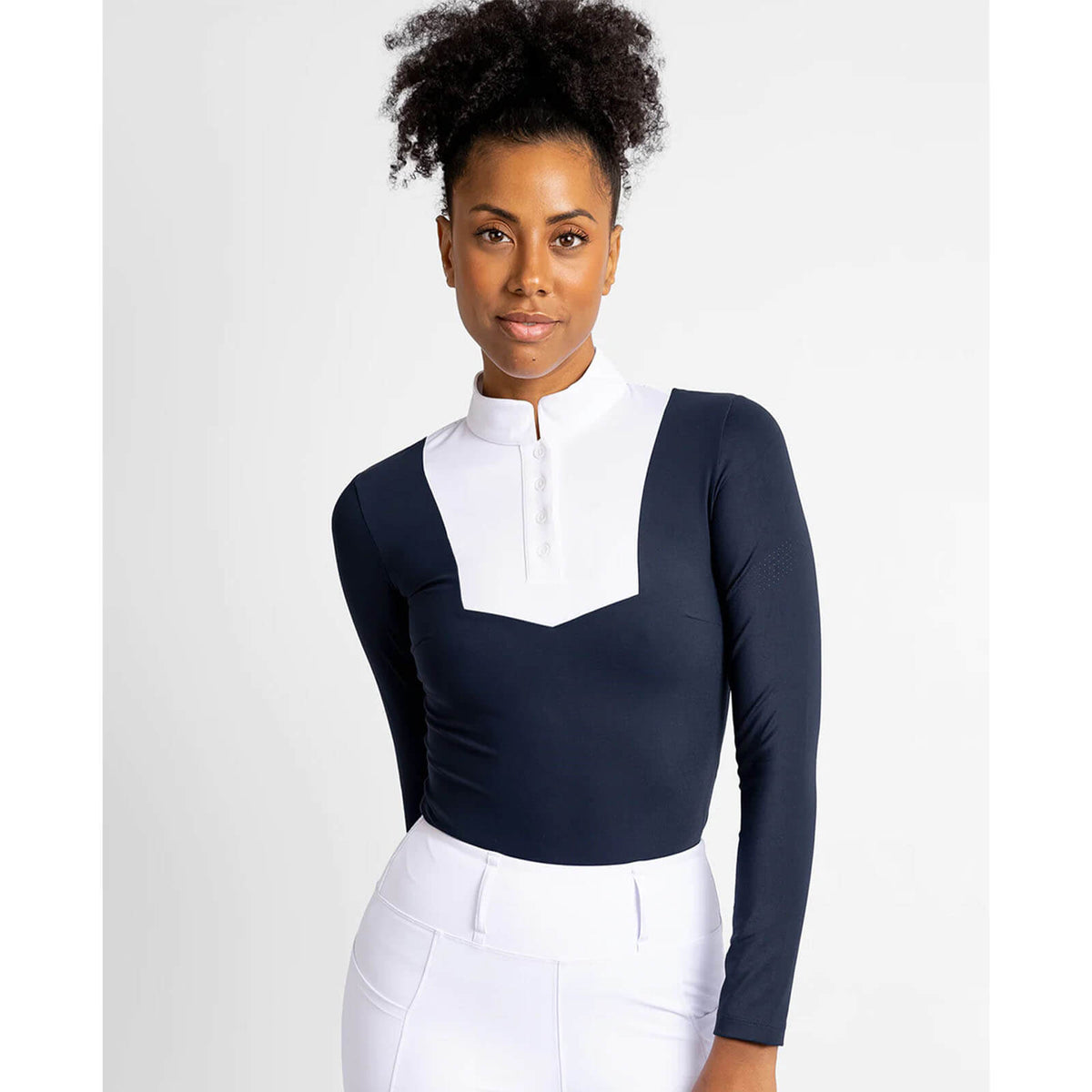 Turniershirt Damen Long Sleeve Sienna, Navy/White, von einer Frau getragen.