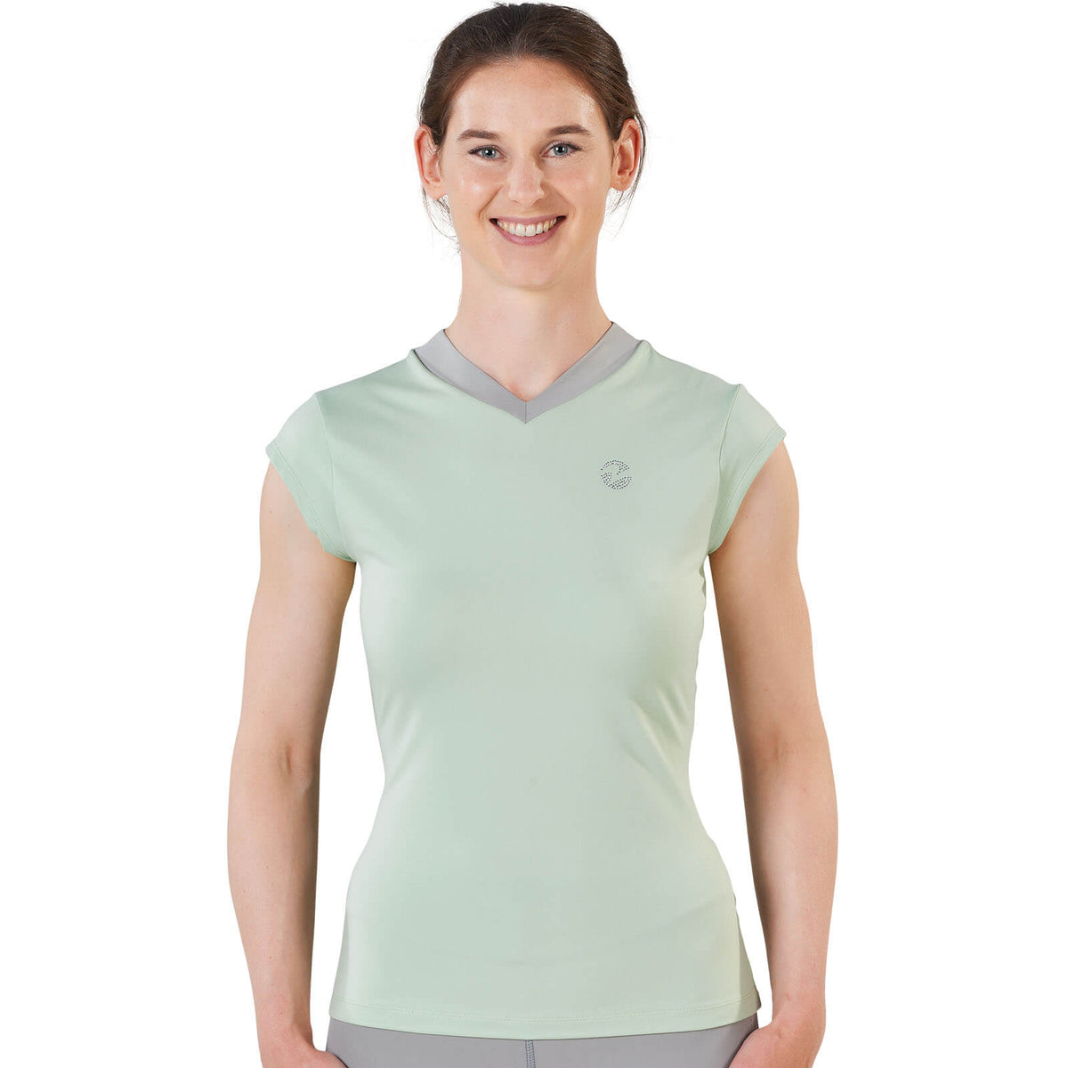 BUSSE T-Shirt Damen Elli Tech FS 2022, Smoke Green, Person trägt das T-Shirt.