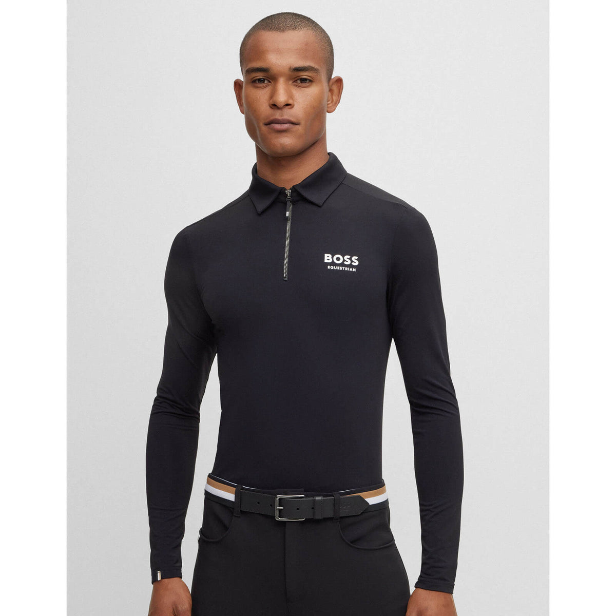 BOSS EQUESTRIAN Funktionsshirt Herren Elton Signature Stripe Classic Trainingspolo, Schwarz, Person trägt das Shirt.