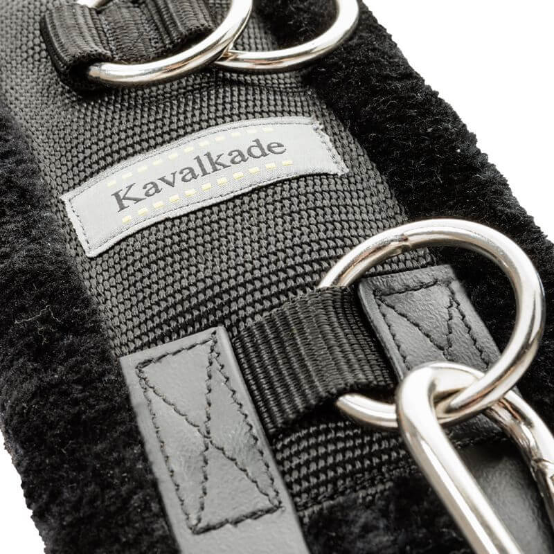 Kavalkade Longiergurt mit Kunstfell Longierzubehör, Schwarz, Detailaufnahme mit Ringen.