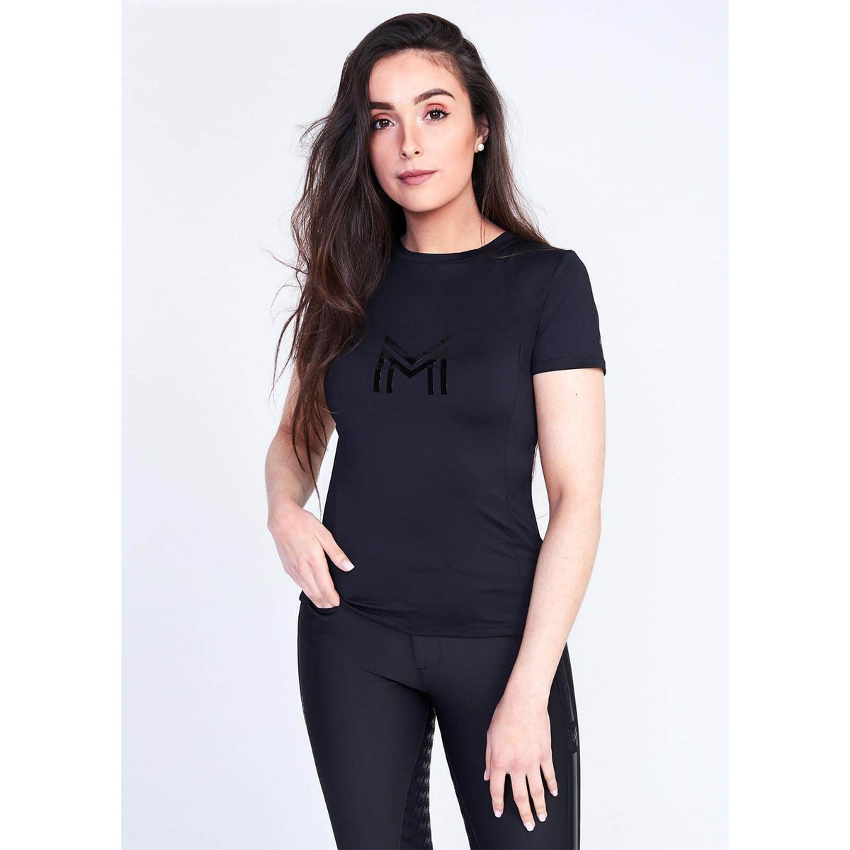 Technical T-Shirt, Black/Black, Frau trägt das Shirt.