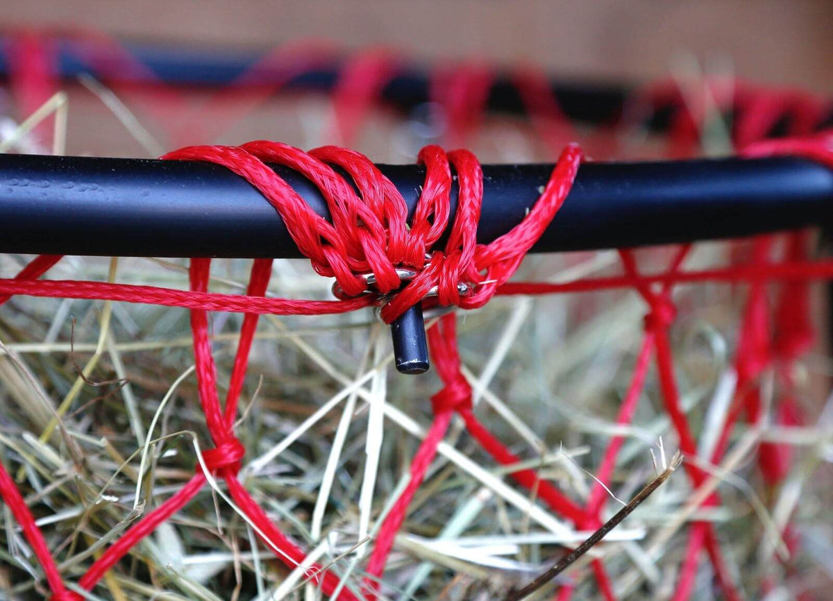 KERBL Füllhilfe für Heunetze, Rot, Detailaufnahme im Heunetz.