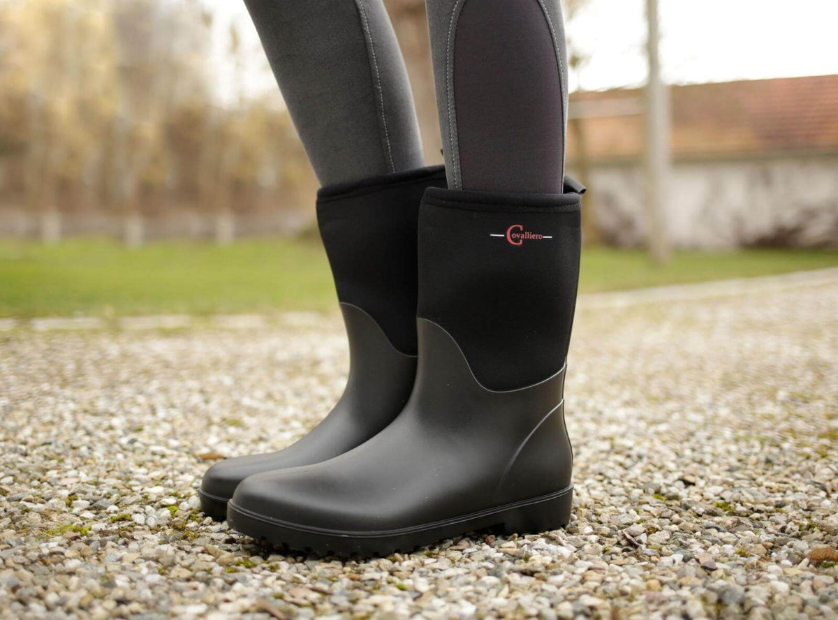 Covalliero Stiefel NeoLite halbhoch, schwarz, an Person getragen auf Kiesweg.
