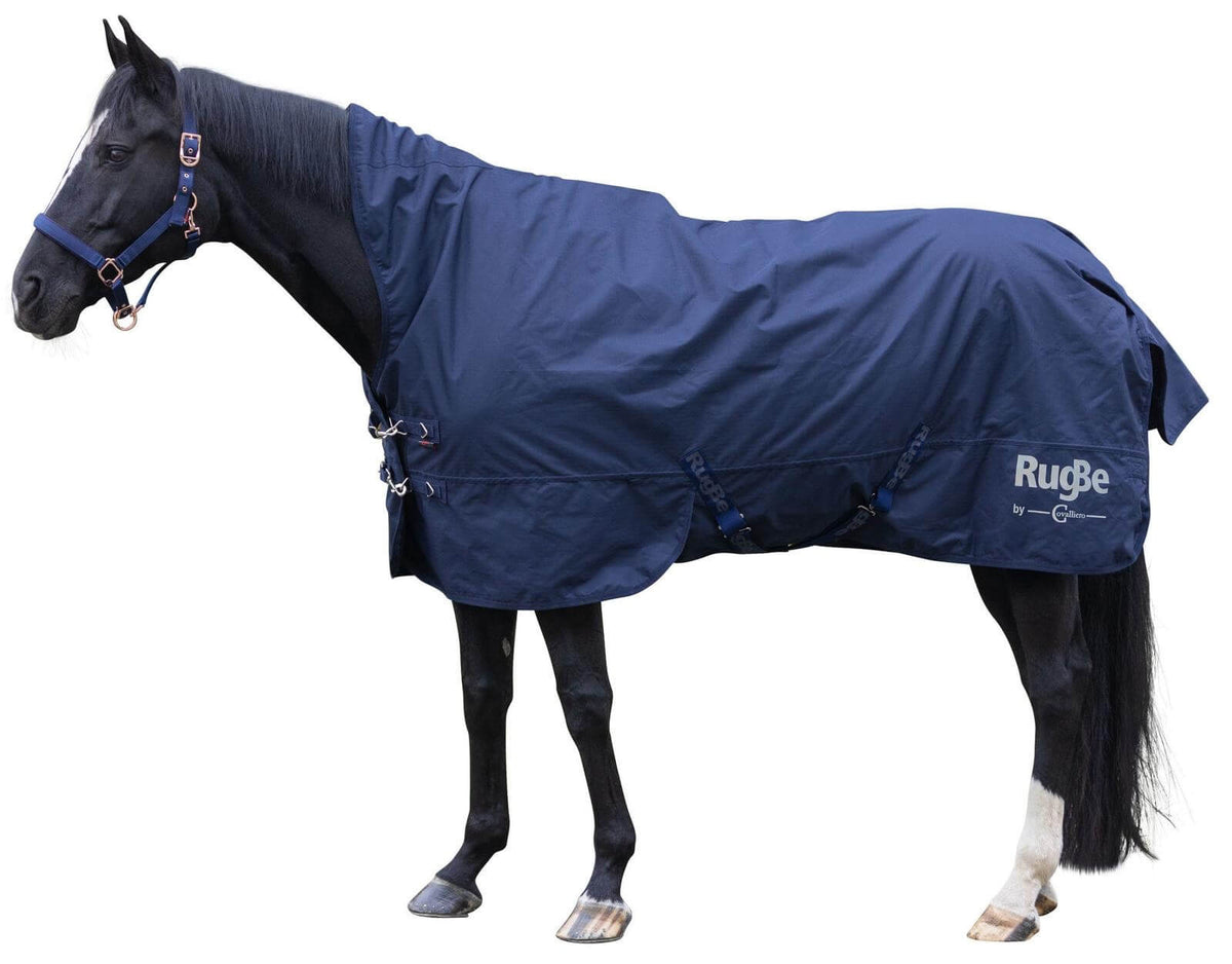 RugBe Outdoordecke 0g RugBe High Neck Regendecke, Dunkelblau, Pferd trägt die Decke.