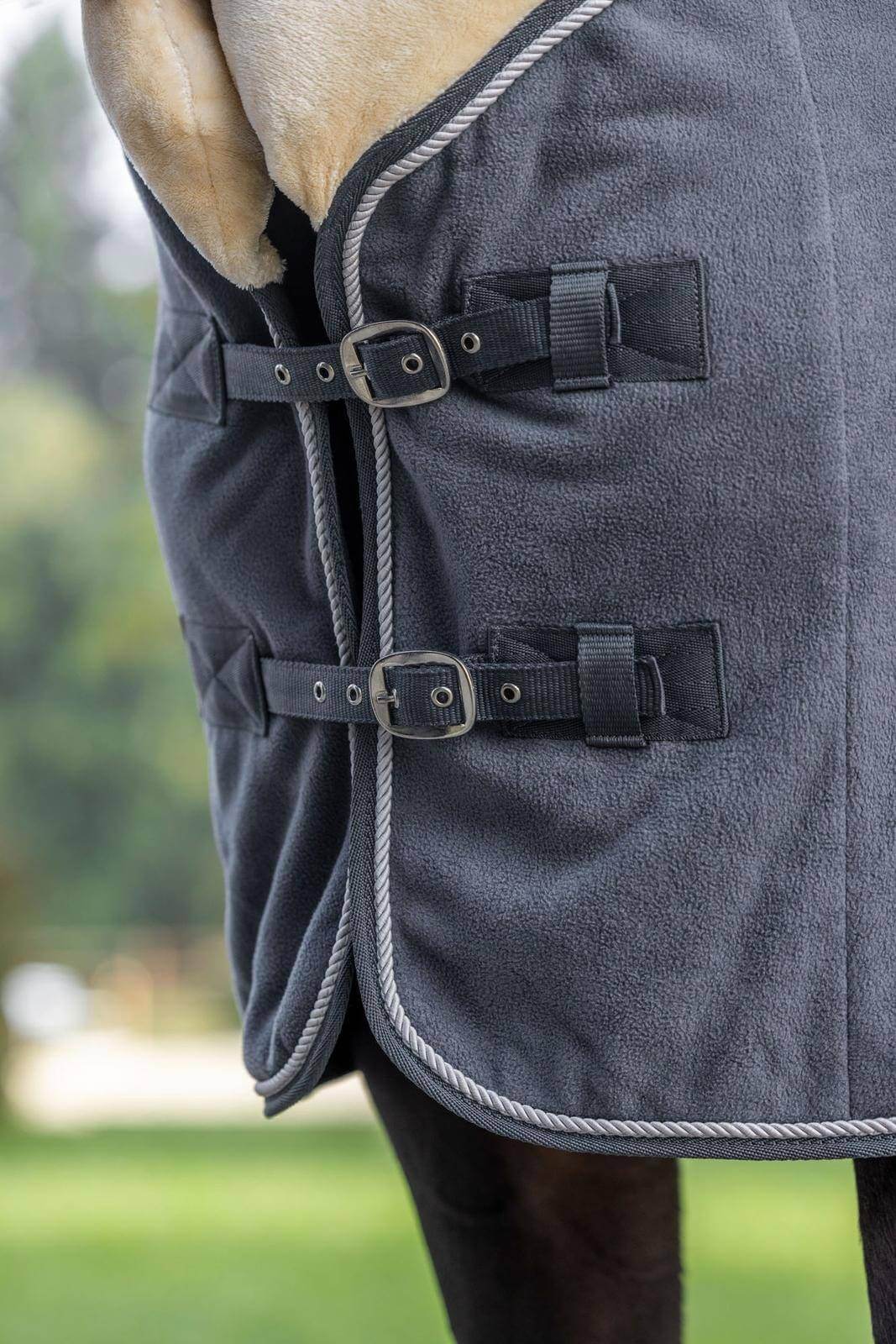 Abschwitzdecke RugBe Royal Fleecedecke, Dark Grey, Detailaufnahme am Pferd mit Verschlüssen.