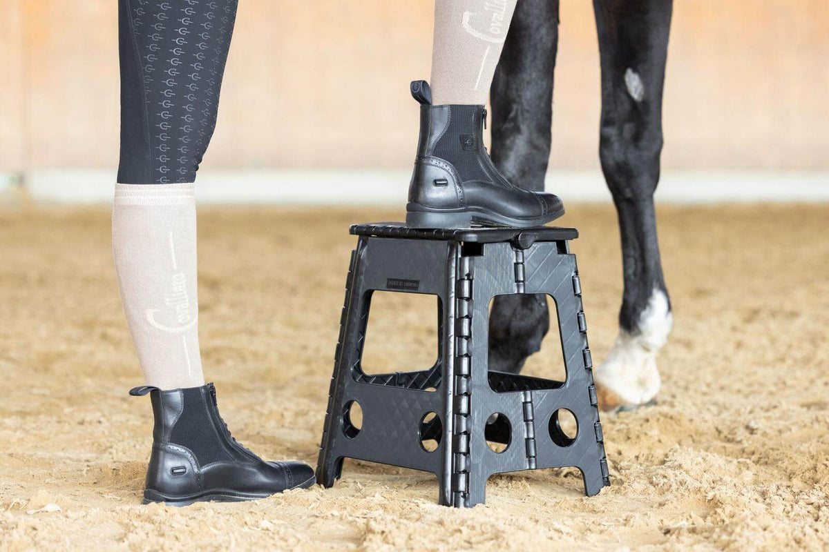 KERBL Aufstiegshilfe Aufsteighilfe, Schwarz, Reiterin steigt im Stall aufs Pferd.
