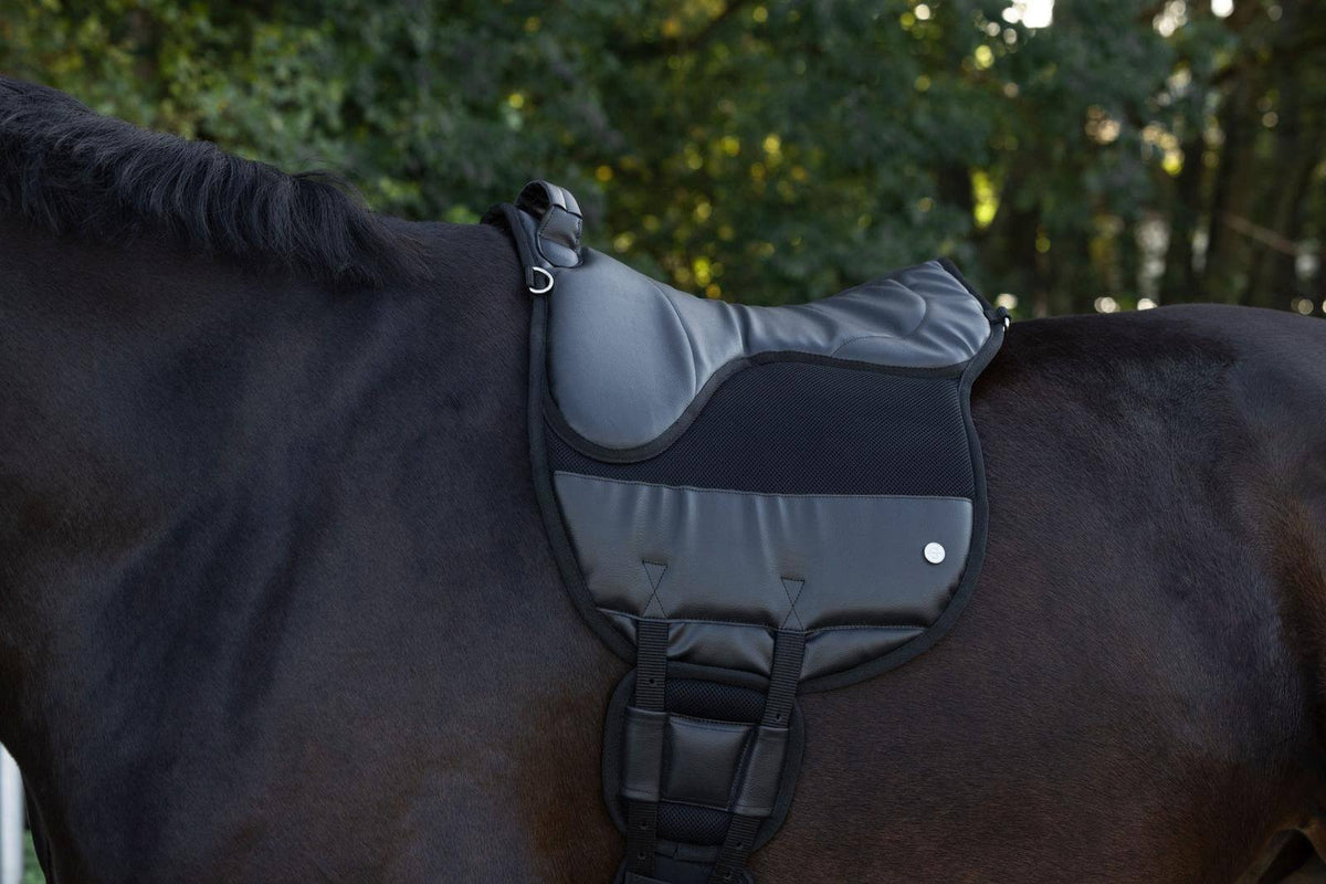 Covalliero Reitpad AiRide Sattelpad, Grau, am Pferd getragen.