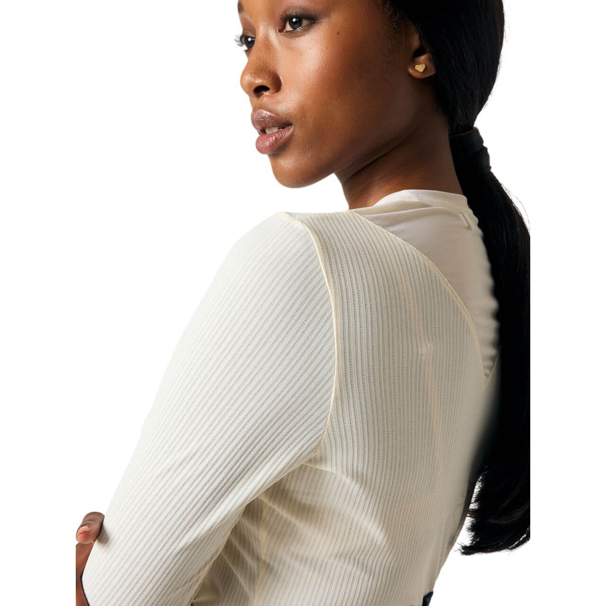 PS of Sweden Longsleeve Striped Mesh Top Leander LS FS 2025 Langarmshirt, Hellbeige, Modell trägt das Oberteil.
