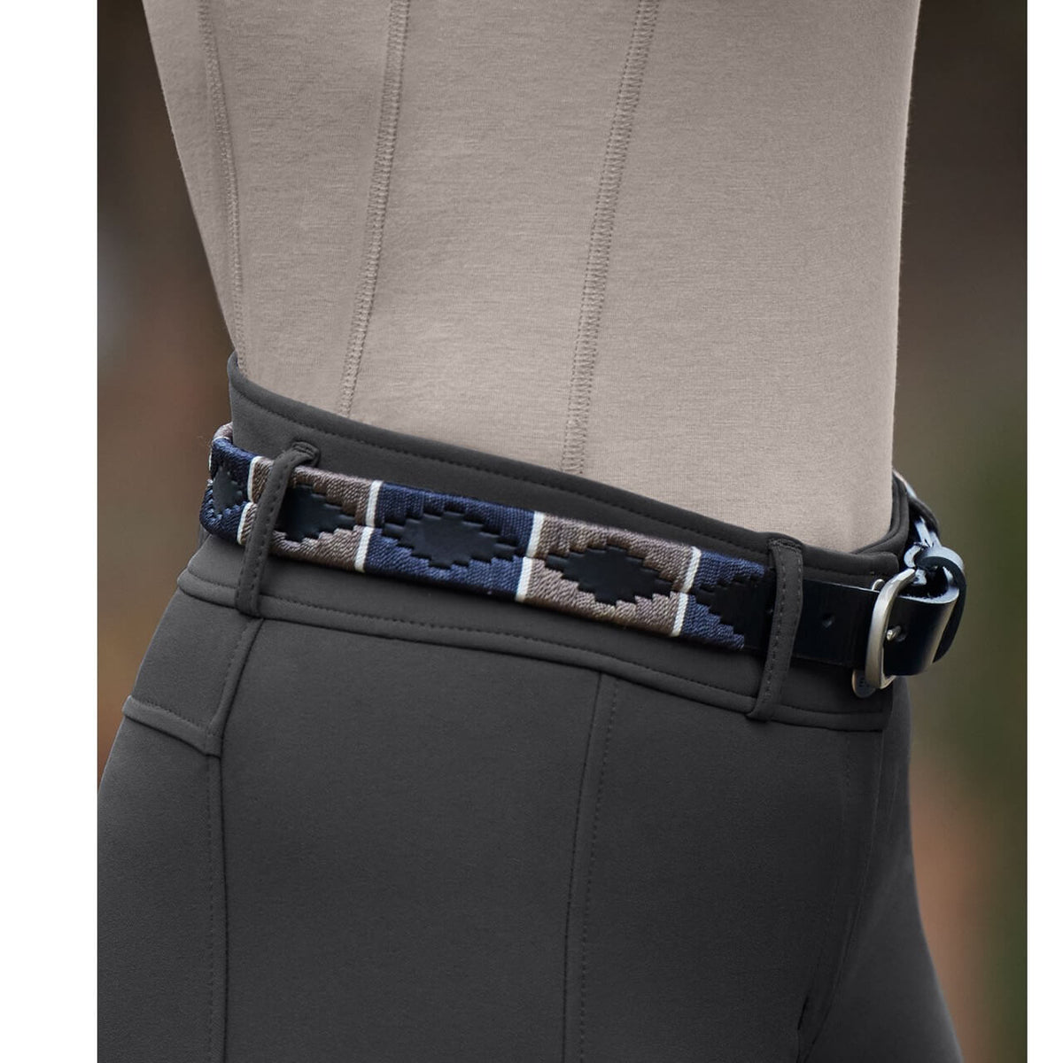 Gürtel Damen Polo Gemma Gürtel, mehrfarbige Flechtoptik, Detailaufnahme am getragenen Gürtel.