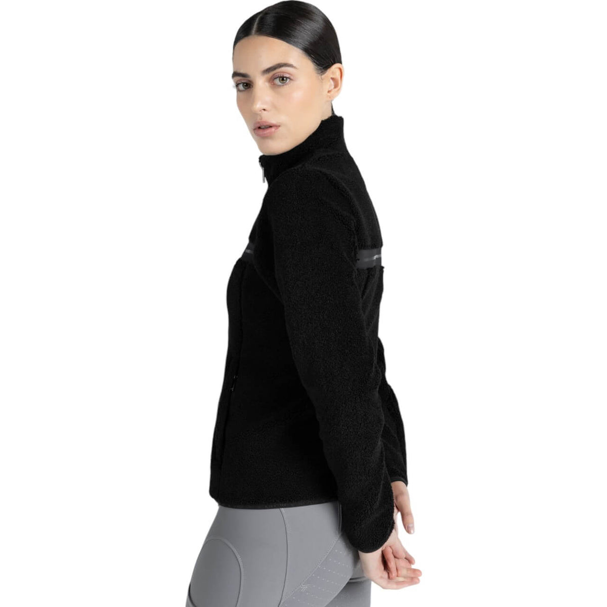 Jacke Damen Ciara Teddyjacke, Schwarz, Frau trägt die Jacke seitlich.